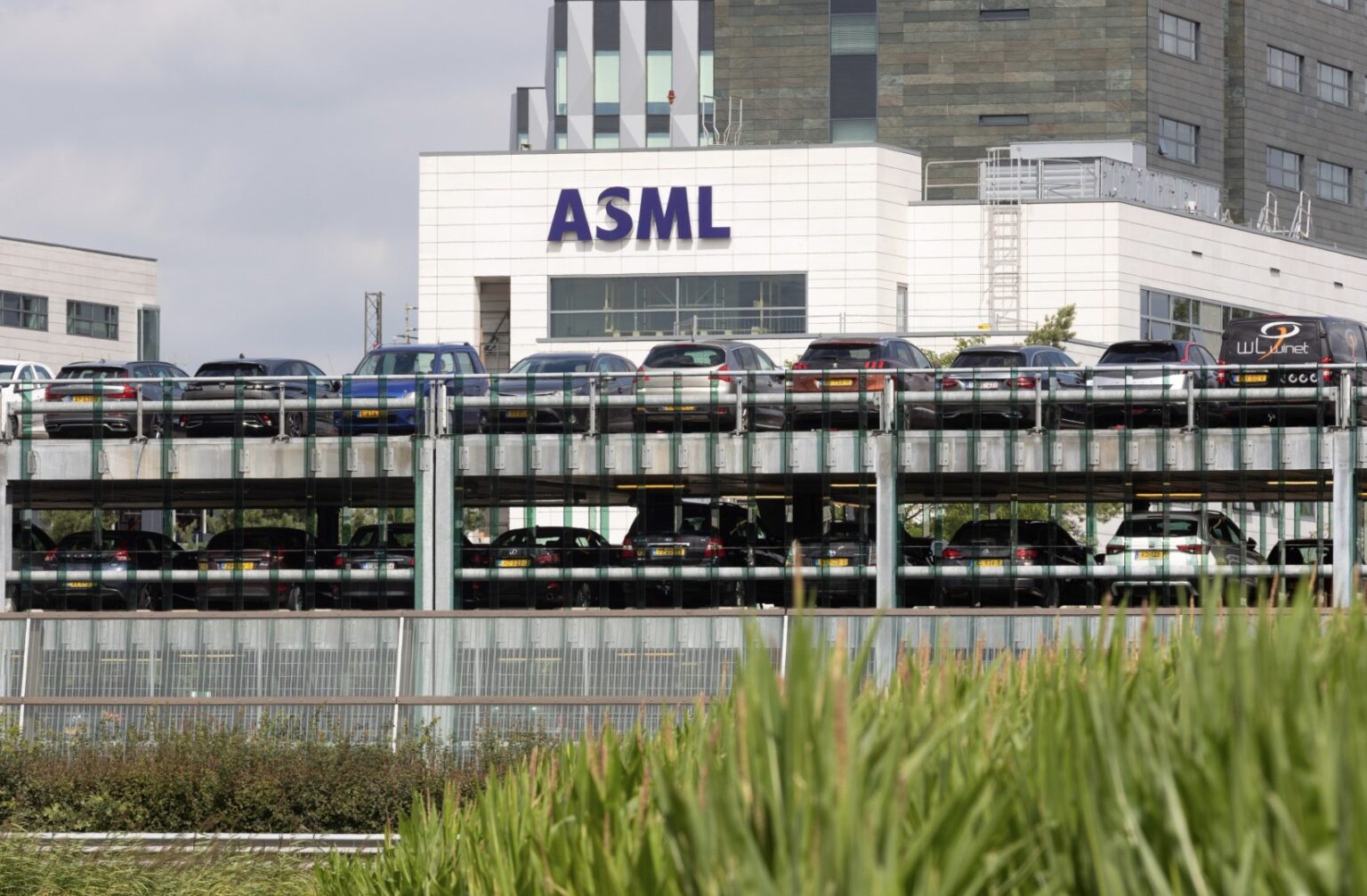 Siedziba i fabryka ASML w Veldhoven w Holandii. / Fot. Peter Boer, Bloomberg