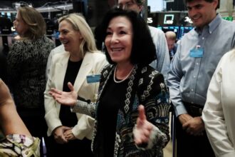 Safra Catz, dyrektor generalna Oracle, spaceruje po parkiecie New York Stock Exchange / Fot. Spencer Platt, Getty Images