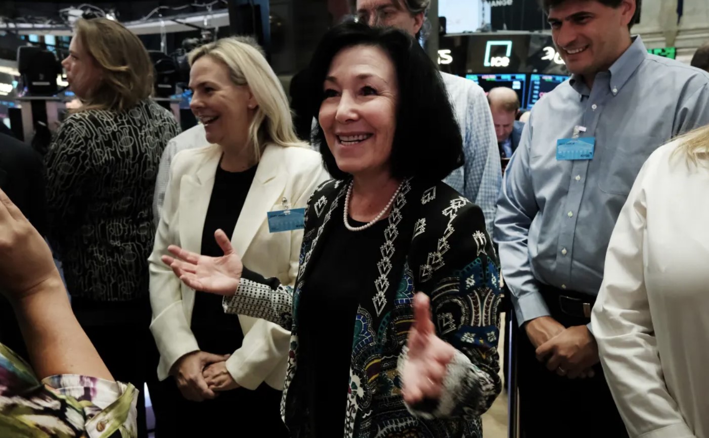 Safra Catz, dyrektor generalna Oracle, spaceruje po parkiecie New York Stock Exchange / Fot. Spencer Platt, Getty Images